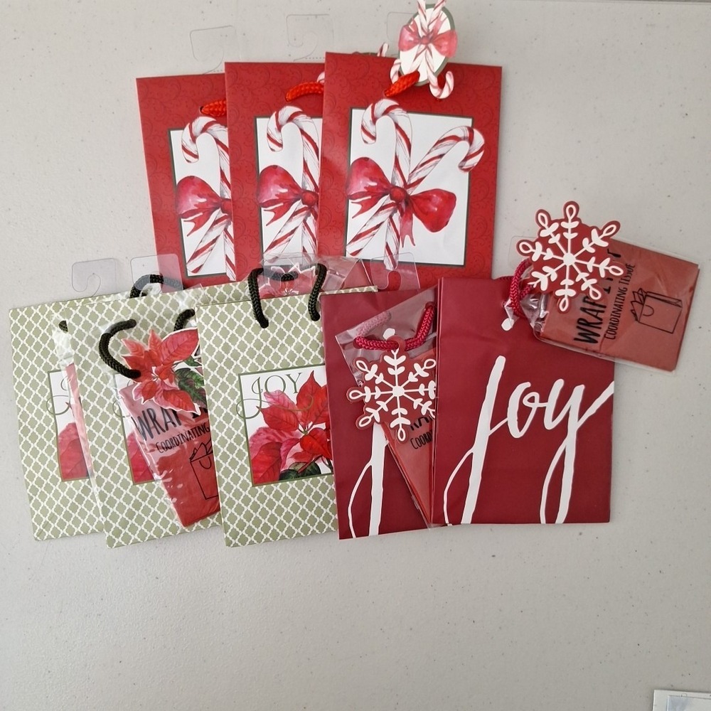 LOT OF 8 NEW VINTAGE CHRISTMAS GIFT BAGS w/ Tags and Tissue Paper 5.5" x 4.25" - Picture 2 of 10